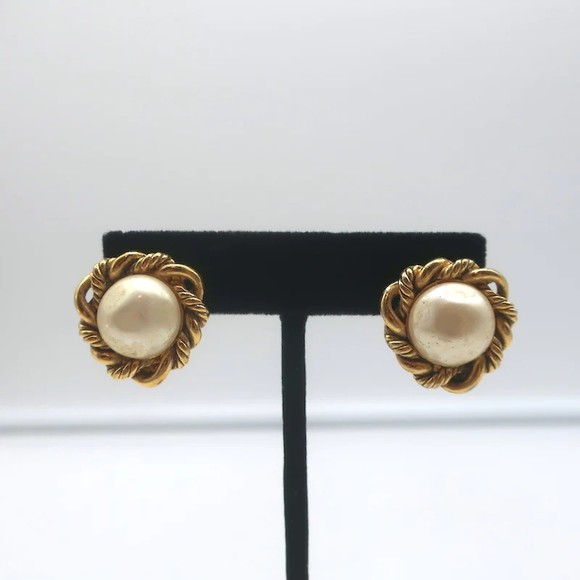 CHANEL Jewelry - Vintage Chanel Pearl and Twisted Gold Clip-On Earrings